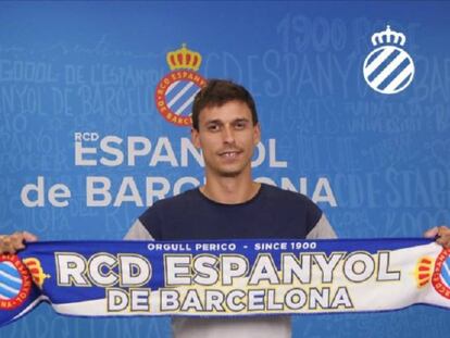 Iturraspe posa con la bufanda del Espanyol. 