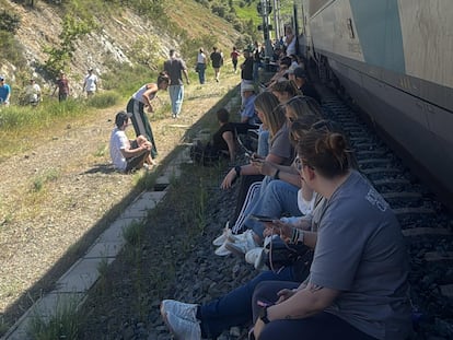 Varios de los 300 pasajeros del tren que unía Málaga con Madrid tras parar en Brazatortas (Ciudad Real) por el apagón. / FOTO CARMEN MARTÍN