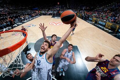 Mirotic entra a canasta durante la semifinal del año pasado.