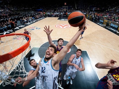 Mirotic entra a canasta durante la semifinal del a&ntilde;o pasado.