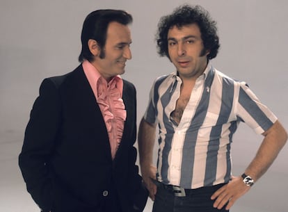 20 de marzo de 1974.<br>El cantante Manolo Escobar, junto al realizador Valerio Lazarov durante la grabación del programa 'Señoras y Señores' de TVE.