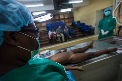 Los investigadores Cesaltina Ferreira, Quique Bassat y Clara Menéndez asisten a la autopsia mínimamente invasiva de Marisa en el Hospital Central de Maputo.