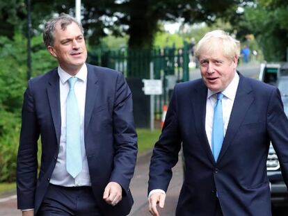 Boris Johnson y el ministro para Irlanda del Norte, Julian Smith, la semana pasada en Belfast.