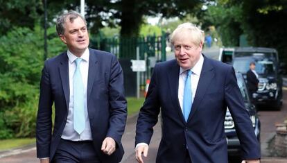Boris Johnson y el ministro para Irlanda del Norte, Julian Smith, la semana pasada en Belfast.