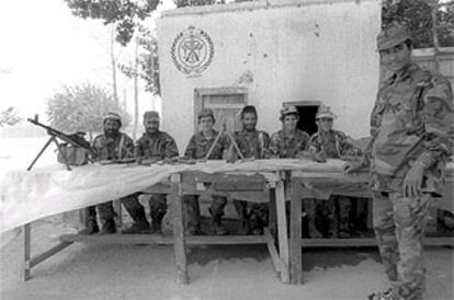 Soldados a las órdenes del clérigo Naquibullah, en Kandahar.