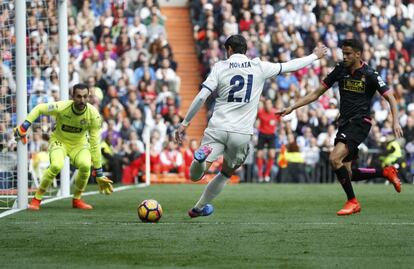 El jugador madridista, Álvaro Morata, lanza el balón a la portería del Espanyol.