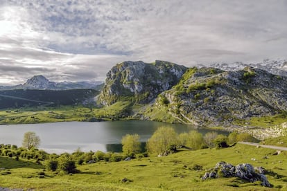 Enol, uno de los lagos glaciares de Covadonga (Asturias).