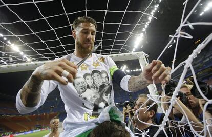 Sergio Ramos recorta parta de la red después de ganar la Champions League.
