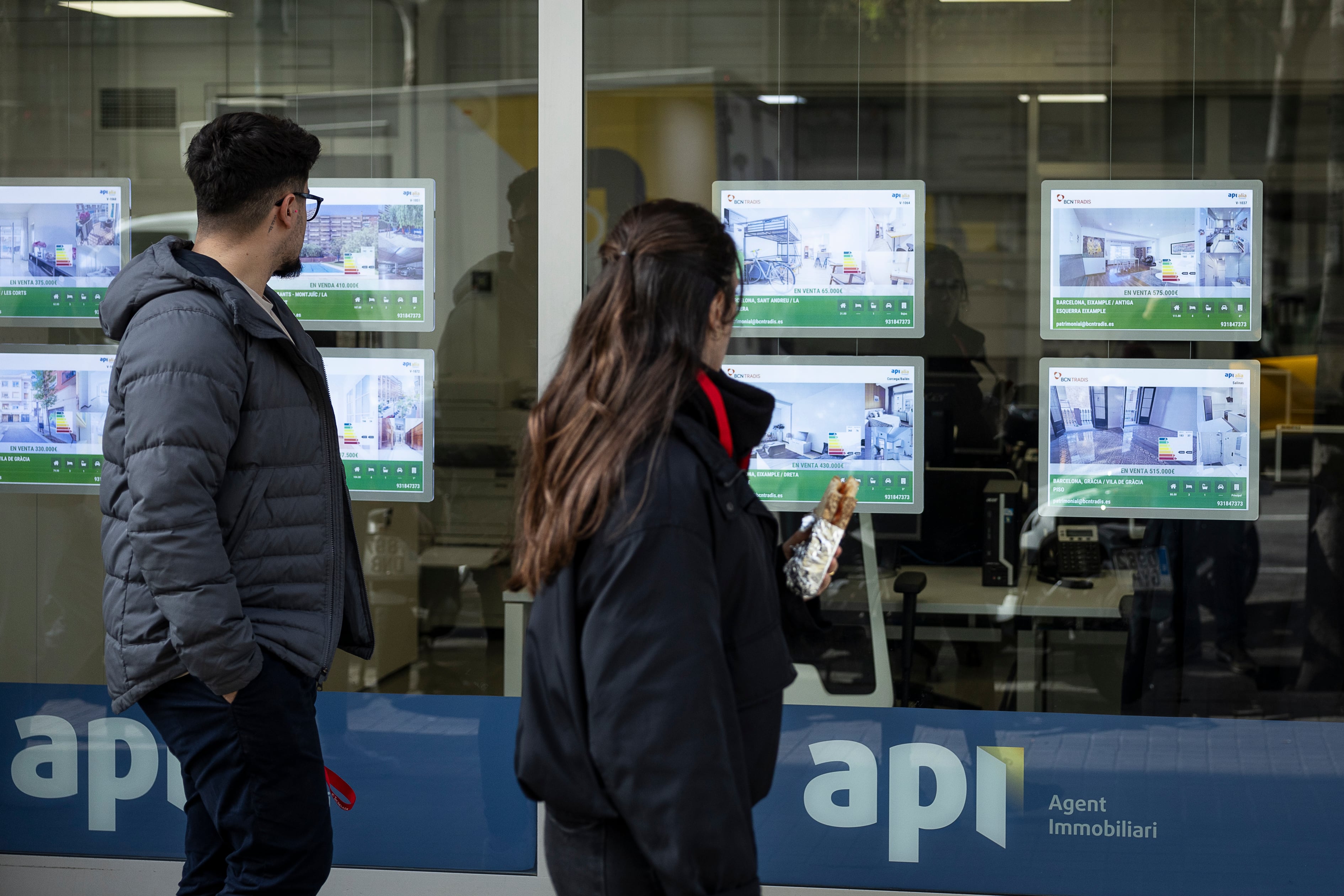 Los jóvenes no se pueden ir de casa: su poder adquisitivo cae un 10% y los alquileres suben un 53% 