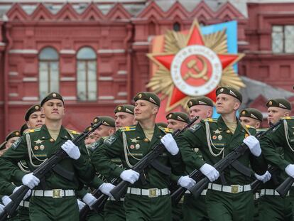 Militares rusos, durante el ensayo general del desfile militar del Día de la Victoria en la Plaza Roja de Moscú, este domingo.