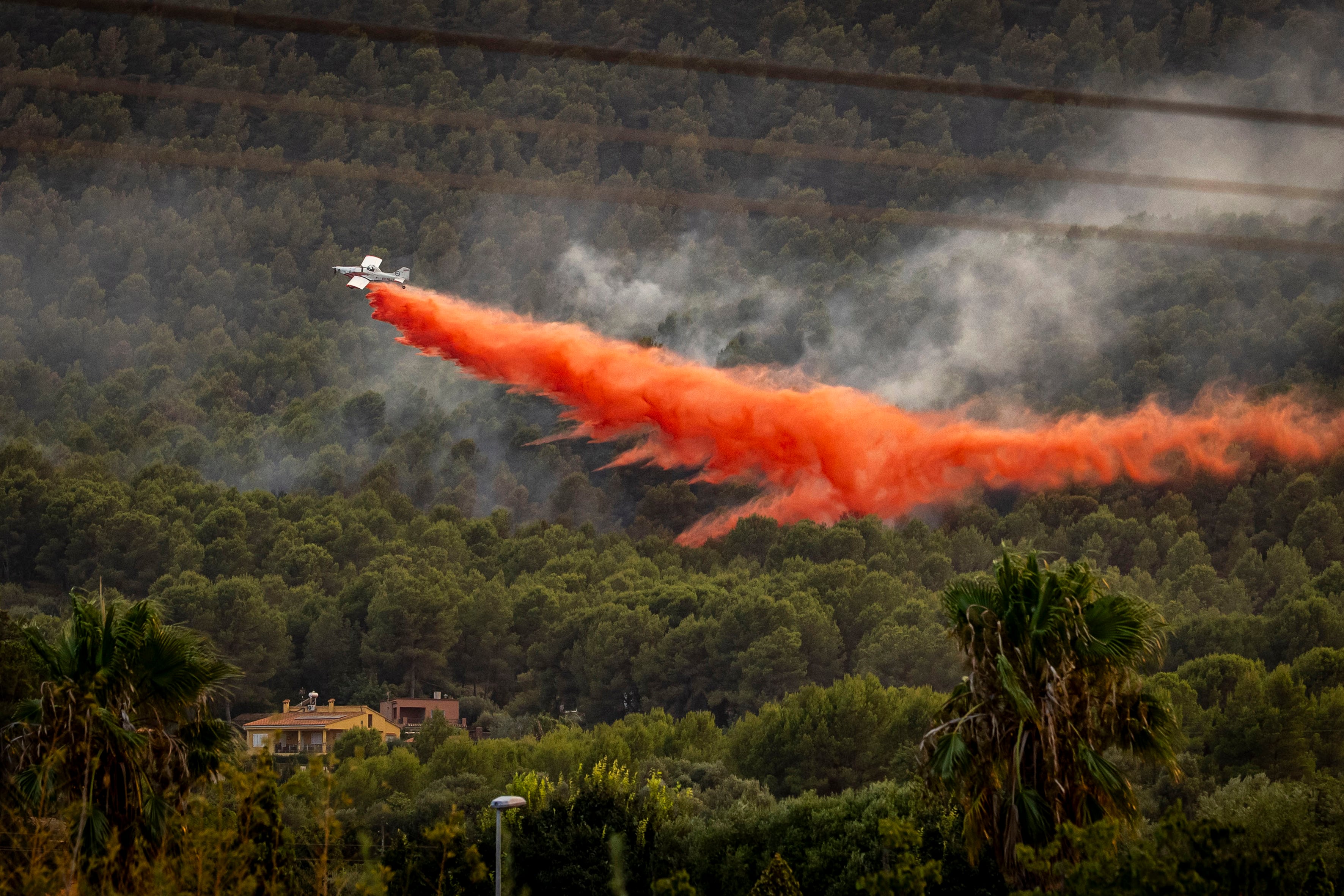Un hidroavión trabaja sobre el incendio forestal en  Onda (Castellón), este martes. 