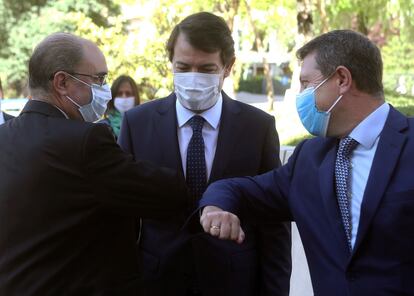 El presidente de la Junta de Castilla y León, Alfonso Fernandez Mañueco (centro) saluda a los presidentes de Aragón, Javier Lamban (izquierda) y Castilla La Mancha, Emiliano García-Page (derecha) a su llegada en Soria.