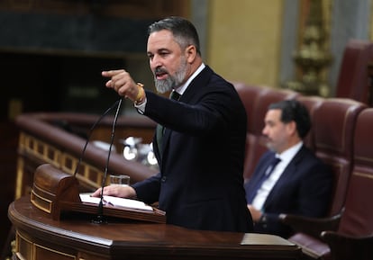 El presidente de Vox, Santiago Abascal, este miércoles, en el Congreso, pone las condiciones a Alberto Núñez Feijóo para investir a Juanfran Pérez Llorca tras la investidura del barón del PP Carlos Mazón.