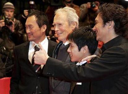 Ken Watanabe, a la izquierda, con Clint Eastwood y los actores Karuzani Ninomiya y Tsuyoshi Ihara, a su llegada a la gala en la que el director estadounidense recibió un premio honorífico, antes de la proyección de <i>Cartas desde Iwo Jima</i>.