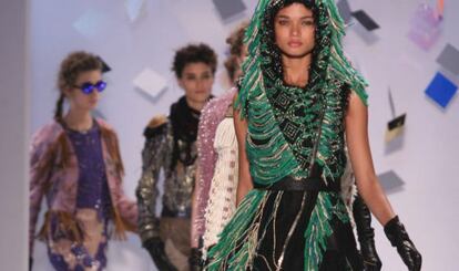 Modelos lucen creaciones del diseñador Custo Barcelona en Nueva York