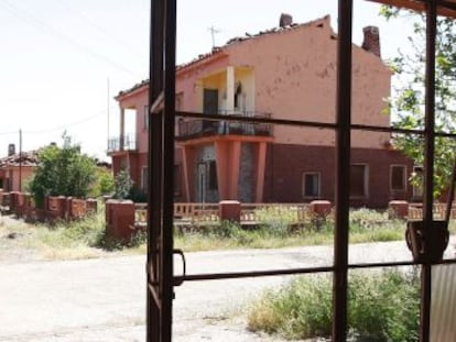 Viviendas abandonadas en un pueblo sin habitantes de Granada.