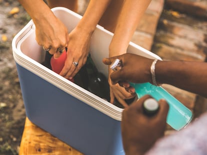 Son fáciles de transportar y pueden conservar las bebidas frías durante días. GETTY IMAGES.