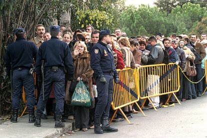 Ciudadanos ucranios esperan ante la Embajada de su país en Madrid para votar.
