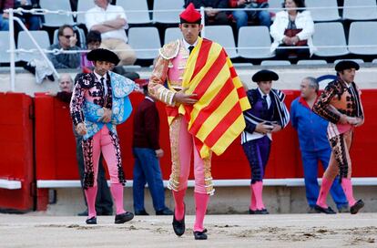 Serafín Marín defendió la legalidad de las corridas de toros en Cataluña antes de la votación sobre su prohibición en el Parlamento catalán haciendo el paseíllo tanto en la Monumental de Barcelona como en Las Ventas de Madrid con la señera por capote y tocado con barretina en vez de montera.[