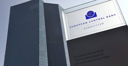 Vista del logotipo del Banco Central Europeo (BCE) en su sede de Fr&aacute;ncfort, Alemania. 