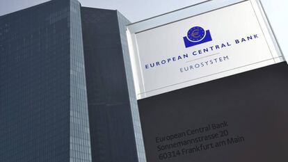 Vista del logotipo del Banco Central Europeo (BCE) en su sede de Fr&aacute;ncfort, Alemania. 