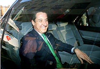 Eduardo Zaplana, en su coche, a la salida de su reunión con el presidente del Gobierno.