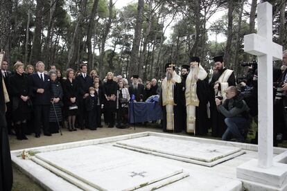 La reina Sofía, la princesa Irene de Grecia, el rey Constantino II y su esposa, la reina Ana María de Grecia y Pavlos, príncipe heredero de Grecia y Marie-Chantal Claire, princesa de Grecia, con sus hijos asisten a los Misa ortodoxa en conmemoración del 50 aniversario de la muerte del rey Pablo I de Grecia en el cementerio del palacio Tatoi.