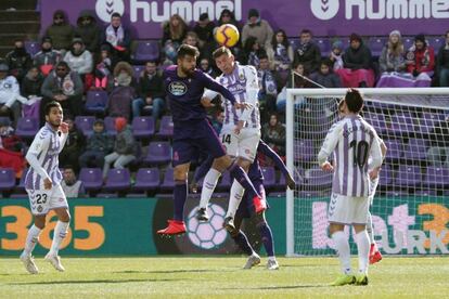 Rubén Alcaraz, a la izquierda, salta en la disputa del balón con el defensa celtista Araújo.