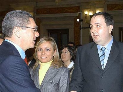 El alcalde de Madrid, Alberto Ruiz-Gallardón, saluda ayer a Héctor Cuesta.