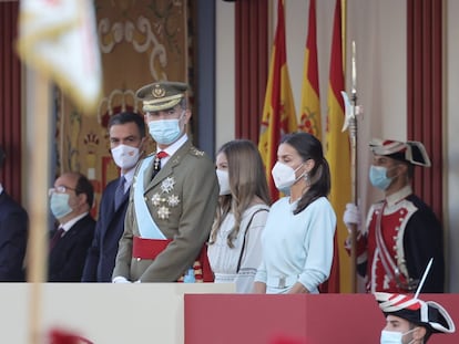 El rey Felipe VI junto a la reina Letizia, la infanta Sofía y el presidente Pedro Sánchez, en la tribuna del desfile de la Fiesta Nacional el año pasado.