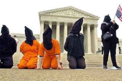 Manifestantes disfrazados de presos de Guantánamo, ante la Corte Suprema de EE UU.