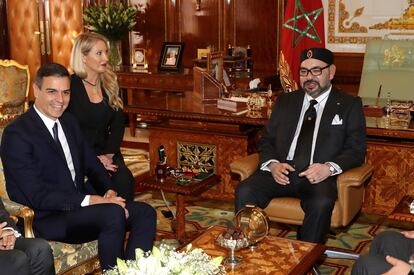 El presidente del Gobierno español, Pedro Sánchez, y el rey Mohamed VI de Marruecos durante el encuentro mantenido en el Palacio Real de Rabat en noviembre de 2018.