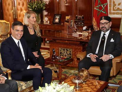 El presidente del Gobierno español, Pedro Sánchez, y el rey Mohamed VI de Marruecos durante el encuentro mantenido hoy en el Palacio Real de Rabat en noviembre de 2018.