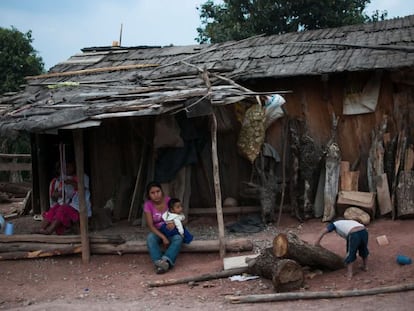 Una familia delante de su casa en la comunidad de Barranca de la Palma, en Cochoapa el Grande.