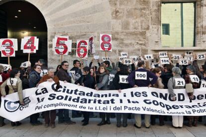 Protesta de las ONG ayer frente a las Cortes valencianas.