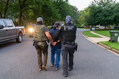 Agentes detienen a un inmigrante indocumentado acusado de cometer un delito, en Virginia, Estados Unidos.