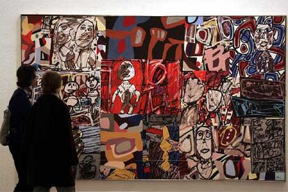 Dos visitantes ante la obra <i>Vicisitudes</i> (1977), de Jean Dubuffet, que se exhibe en la exposicin <i>Maestros del collage. </i>