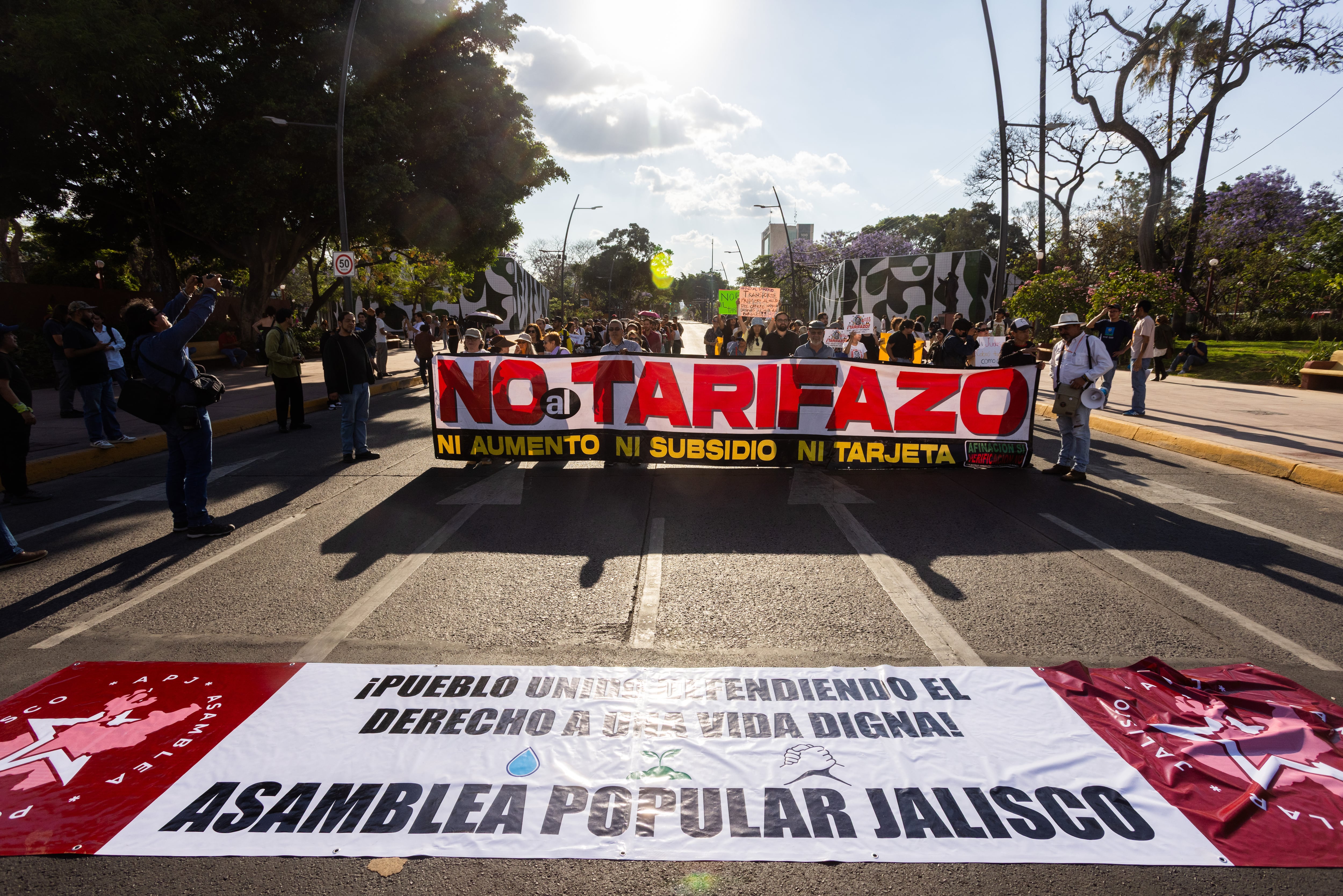 Manifestación en contra del tarifazo y otras crisis actuales en Guadalajara.