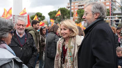 El secretario general de VOX, Ignacio Garriga (a la derecha), y Esperanza Aguirre (en el centro). 