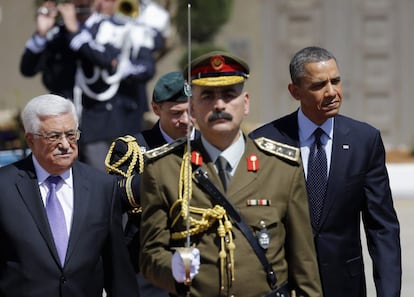 Barack Obama y el presidente palestino Mahmoud Abbas a su llegada a Ramala.  