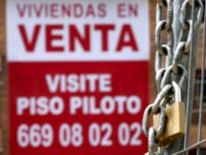 Un cartel anunciador de venta pisos cuelga de una fachada de una nueva promoci&oacute;n en Madrid.