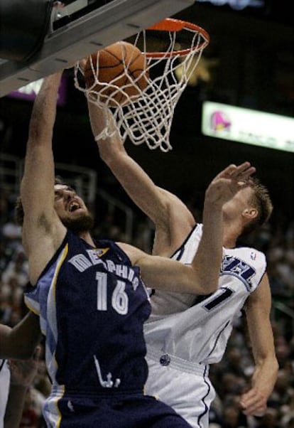 Pau Gasol anota frete al alero ruso Andrei Kirilenko.