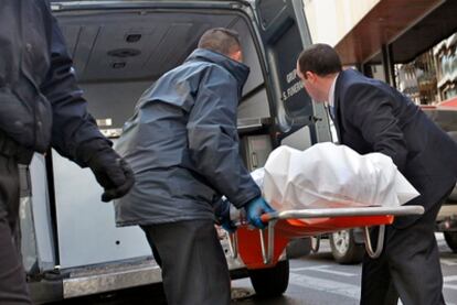 Empleados de una funeraria de Valencia trasladan el cadávez de Vicente Marco.