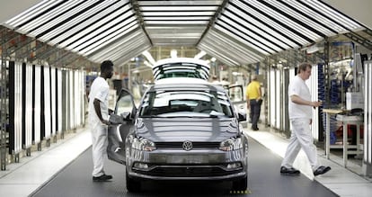 Un modelo Polo sale de la planta de Volkswagen Navarra.