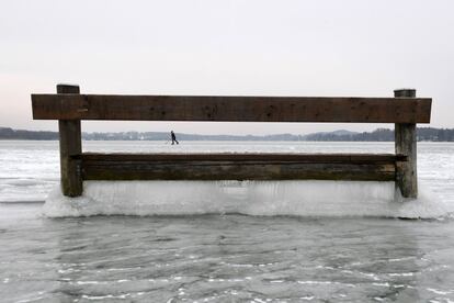 Una mujer patina en el lago helado Woerthsee (Alemania), el 1 de marzo de 2018.