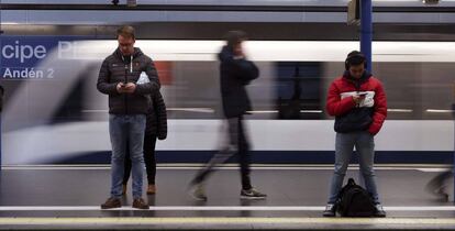 Usuarios del metro el jueves en Madrid.