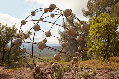 La escultura 'Orbital' de la artista Mona Hatoum.