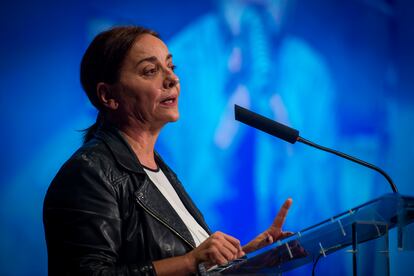 La periodista y directora de EL PAÍS, Pepa Bueno, durante su discurso en el homenaje al economista Emilio Ontiveros. 