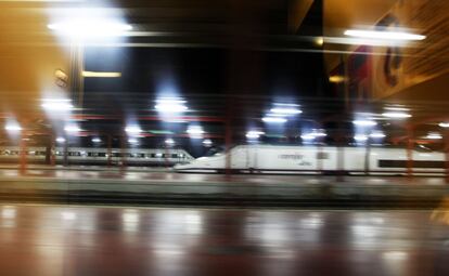 Imagen captada desde el interior del tren segundos después de iniciar la marcha desde Madrid. A través de la ventanilla se ve uno de los AVE que tienen como origen y destino Valladolid.