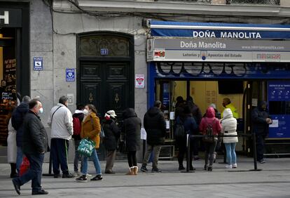 Decenas de personas esperan su turno en la administración de Loterías de Doña Manolita.